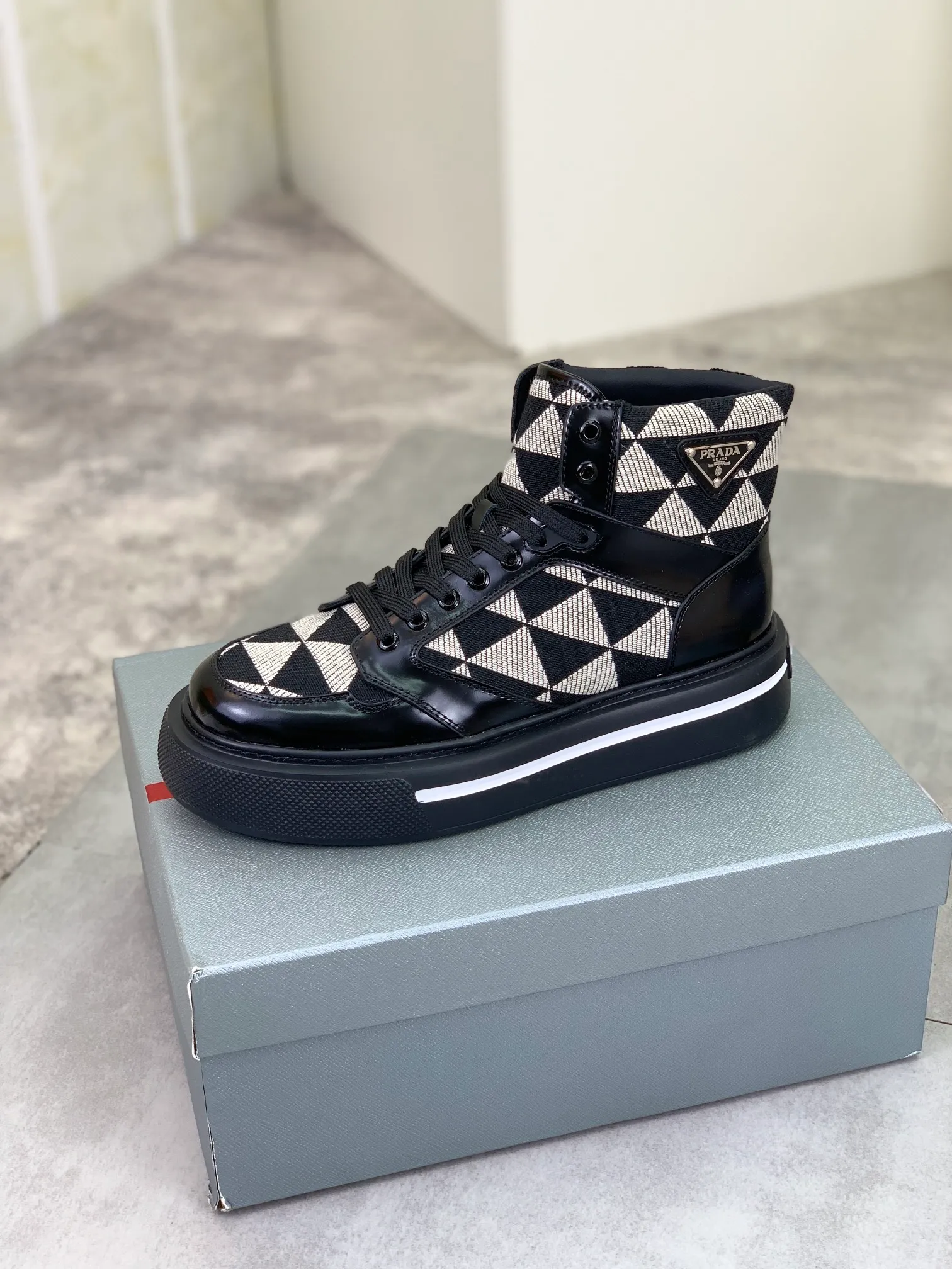 Men's shoes 💰P620 new model (high version) The new PRADA (Prada) high-top counter has launched the classic model at the same time. The new men's shoes and 😘fabrics are selected from the original imported calfskin. First layer of imported cowhide lining. The original version is awesome! 👍🏿Original open-molded non-slip PU outsole, with exquisite lines, simple and elegant, super comfortable and classy on foot, suitable for leisure travel. Code number:38-45